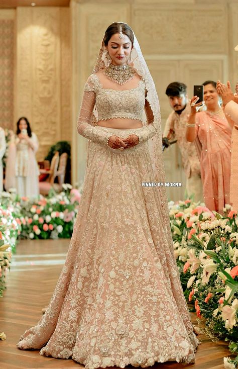 Tarun Tahiliani - India 🇮🇳 Indian Wedding Reception Outfits, Wedding Reception Outfit, Baju Kahwin, Reception Outfits, Indian Bridesmaid Dresses, Bridal Lehenga Designs, Latest Bridal Lehenga, Reception Outfit, Desi Wedding Dresses