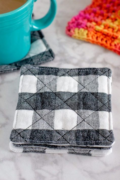 How to Make a Mug Rug: this quick and easy, free mug rug pattern is made with pre-quilted fabric and can sewn in 30 minutes or less. Free Mug Rug, Mug Rug Pattern, Quilted Mug Rugs, Pre Quilted Fabric, Mug Rug Tutorial, Rug Diy, Make A Mug, Quilted Coasters, Mug Rug Patterns