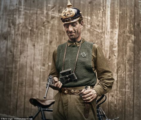 This fascinating picture shows an American soldier displaying his trophies, including a German Iron Cross, pointed helmet and a pistol in 1918. Ww1 Photos, Ww1 Soldiers, D Company, German Soldier, World History Lessons, American Soldier, German Uniforms, Battlefield 1, Iron Cross