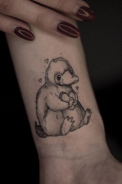 Fantastic Beasts Tattoos, Niffler Tattoo Simple, Harry Potter Niffler Tattoo, Fantastic Beast Tattoo, Niffler Tattoo Design, Fantastic Beasts Tattoo, Niffler Tattoo, Dobby Tattoo, Niffler Fantastic Beasts