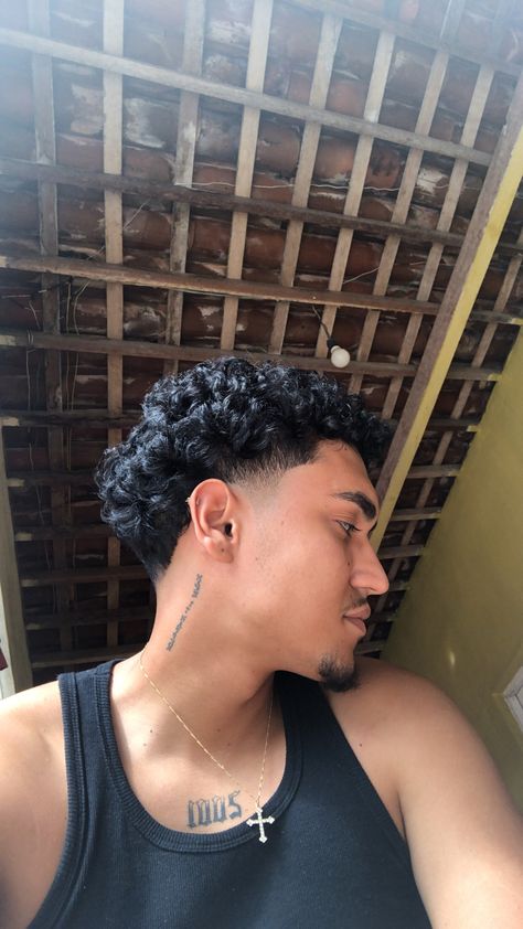 cabelo cacheado masculino, corte americano Curly Hair Taper, Taper Fade Short Hair, Fade Haircut Designs, Fade Haircut Curly Hair, Taper Fade Curly Hair, Haircut Tips, Curly Hair Fade, Haircut Tip, Men Haircut Curly Hair