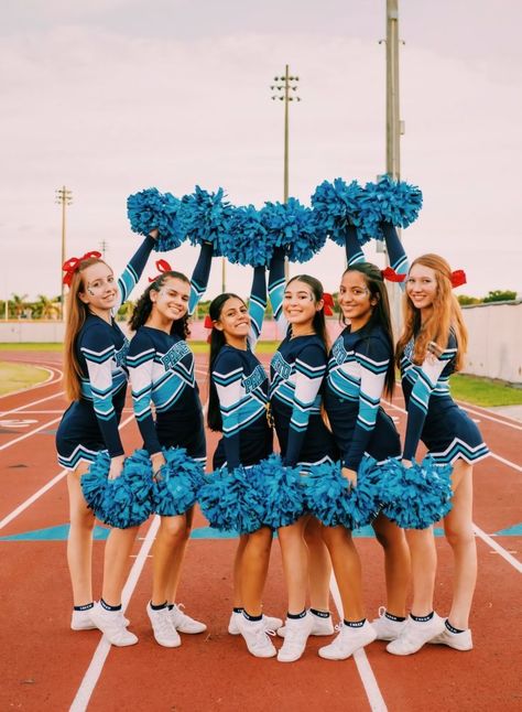 Cheer Poses Group Photo Ideas, Cheerleading Group Pictures, Cheer Photoshoot Poses Group, Fashion Modeling Poses, Group Cheer Pictures, Cheer Media Day, Cheer Squad Pictures, Cheerleading Team Photos, Cheerleading Team Pictures