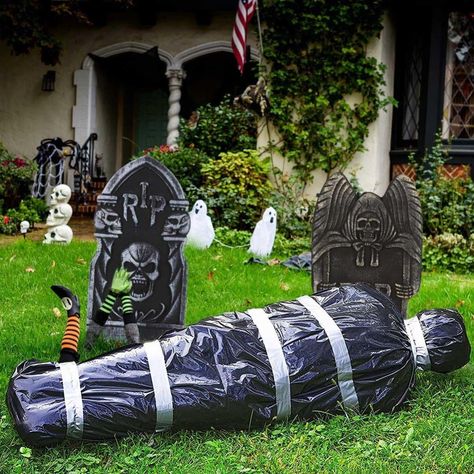 Yard Halloween Decorations Ideas, Bride Corpse, Front Yard Halloween, Scary And Funny, Halloween Yard Decorations Diy, Front Yard Halloween Decorations, Porche Halloween, Cute Witches, Halloween Decorations Ideas