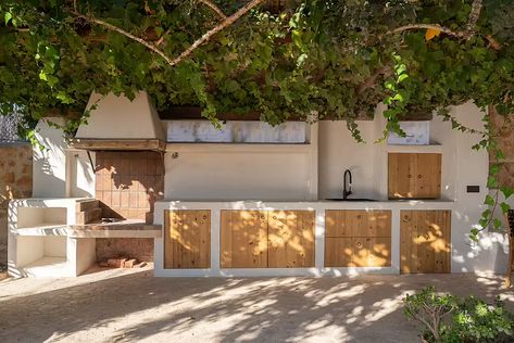 Spanish Outdoor Kitchen, Barbacoa Jardin, Barbeque Design, Parrilla Exterior, Outdoor Bbq Area, Chill Out, Outdoor Bbq Kitchen, Living Interior, Garden Bbq