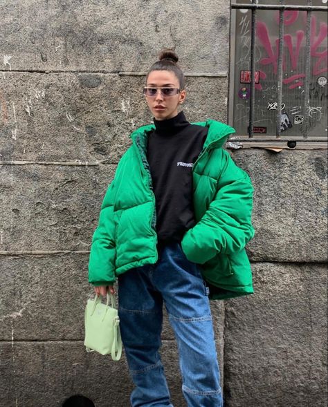 Neon Green Puffer Jacket Outfit, Bright Green Puffer Jacket Outfit, Green Puffer Outfit, Puffy Jacket Outfit Street Style, Puffa Jacket Outfit, Oversized Puffer Jacket Outfit, Green Puffer Jacket Outfit, Puffy Jacket Outfit, Vivi Fashion