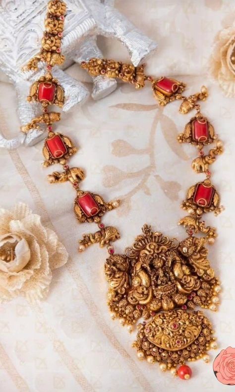 Coral Temple Jewellery, Coral Jhumkas, Pagadala Haram Designs, Coral Mala, Coral Jewellery, Wedding Jewelry Sets Bridal Jewellery, Temple Jewelry Necklace, Antique Necklaces Design, Bridal Jewelry Vintage