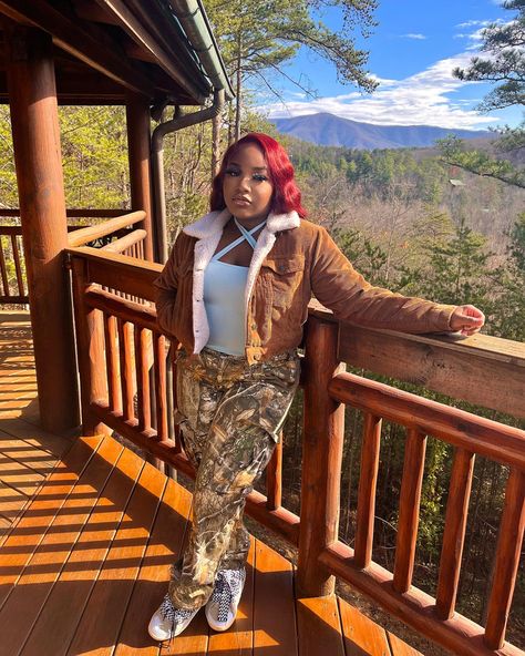 Camo Pants With Boots, Mossy Oak Pants Outfit, Camo Pants Outfit Black Women, Camoflauge Pants Outfits, Camo Pants Outfits, Camoflauge Pants, Ski Fit, Camo Outfit, Camo Pants Outfit