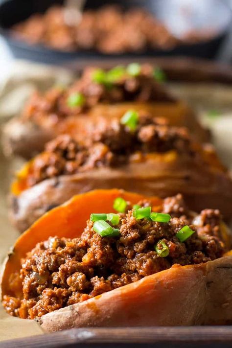 Easy Paleo and Whole30 Chili Stuffed Sweet Potatoes that are perfect for a healthy, filling weeknight dinner - Just bake the potatoes ahead of time! Paleo Sloppy Joes, Whole30 Chili, Paleo Recipes Lunch, Whole30 Recipe, Sweet Pot, Paleo Running Momma, Stuffed Sweet Potato, Paleo Chili, Whole 30 Lunch