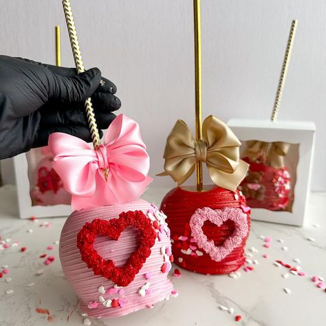 How gorgeous are these chocolate covered Caramel apples made from scratch!! 🍏 Let me tell you how delicious and soft this caramel is… | Instagram Chocolate Homemade, Apple Decorations, Chocolate Covered Treats, Strawberry Chocolate, Caramel Chocolate, Valentine Candy, Chocolate Caramels, Made From Scratch, Homemade Desserts