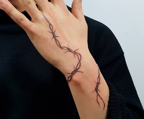 Barb Wire Around Wrist Tattoo, Barbwire Wrap Around Tattoo, Barb Wire Hand Tattoo, Barbed Wire Hand Tattoo, Hand Chain Tattoo, Barbed Wire Tattoo, Arm Wrap Tattoo, Tattoo Main, Wrap Around Wrist Tattoos