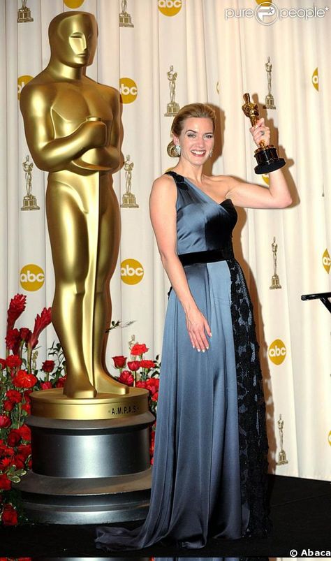 81st Academy Awards® (2009) ~ Kate Winslet won the Best Actress Oscar® for her performance in "The Reader" (2008) Leo Dicaprio Kate Winslet, Oscar Best Actress, Female Oscar Winners, Kate Winslet Oscar, Elena Anaya, Bollywood Night, Best Actress Oscar Winners, Actress Career, Oscars 2011