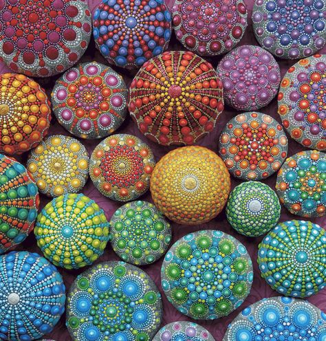 manda rocks Elspeth Mclean, Nature Mandala, Painting Mandala, Art Pierre, Mandala Rock Art, Diy Mosaic, Mandalas Painting, Mandalas Drawing, Mandala Rocks