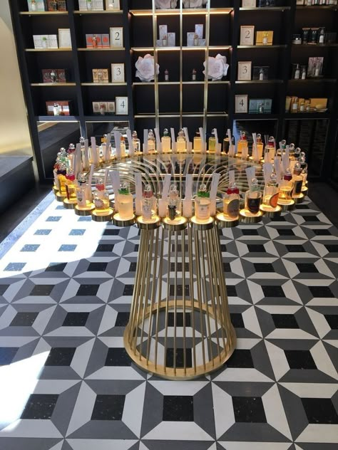 Retail Store Design Display, Perfume Collection Display, Luxury Retail Store, Fragrance Display, Fragrance Store, Retail Store Interior Design, Jewelry Store Design, Perfume Display, Retail Store Interior