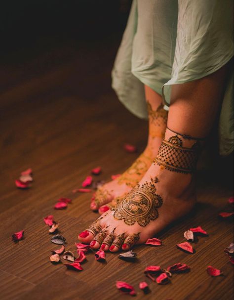 Mehendi Photography Bridal, Mehndi Photoshoot, Mehendi Photoshoot, Mehndi Pictures, Bridal Mehendi Designs Wedding, Mehendi Photography, Mehndi Video, Bride Photos Poses, New Bridal Mehndi Designs