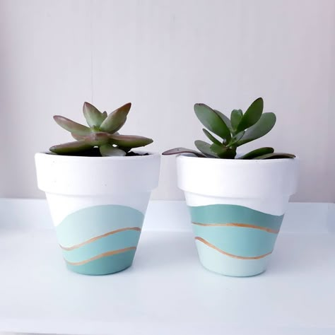 Ideas For Clay Pots, Diy Painted Flower Pots, Concrete Flower Pots, Plant Pot Ideas, Pot Painting Ideas, Diy Vases, Ideas For Clay, Painted Planter, Plastic Bottle Crafts Diy