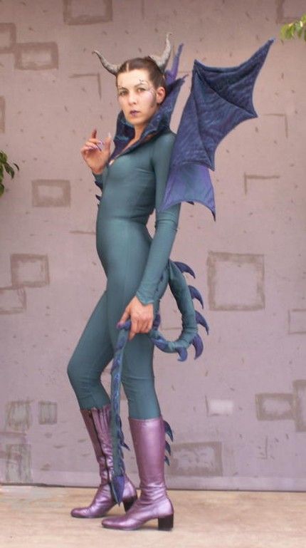 What a cute tail... Dragon Costume Women, Diy Dragon Costume, Dragon Halloween Costume, Shrek Costume, Crazy Costumes, Dragon Costume, Queen Costume, Diy Costume, Creative Costumes