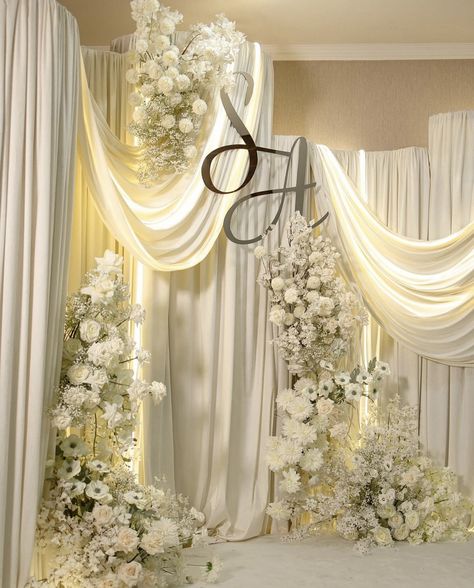 Wedding Photobooth Background, Wedding Draping Backdrop, Curtain Backdrop Wedding, Emerald Wedding Colors, Wedding Drapery, Wedding Tent Decorations, Nikah Decor, Wedding Draping, Red Wedding Decorations