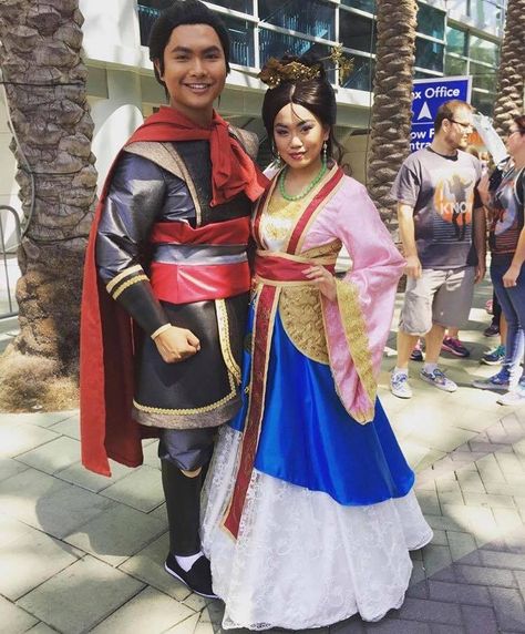 Mulan & Shang!! (Look at the t-shirts of the couple behind them!!) Shang Mulan, Mulan Cosplay, Walt Disney Animation Studios, Disney Animation, Mulan, Live Action, Walt Disney, Profile Picture, Look At