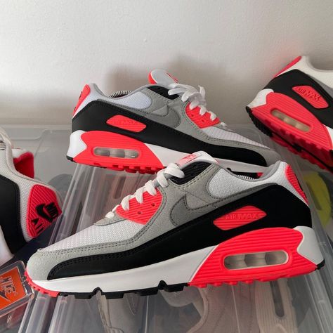 90 Air Max Shoes, Air Max 90 Red, Urban Style Outfits, Radiant Red, Red Outfit, Urban Style, Back To School Outfits, Nike Air Max 90, College Outfits