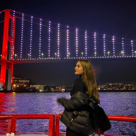 Istanbul Winter Photography, Istanbul Turkey Outfit Winter, Istanbul Outfit Ideas Winter, Turkey Photo Ideas, Istanbul Outfit Ideas, Istanbul Selfie, Istanbul In Winter, Istanbul Winter, Travel Video Ideas