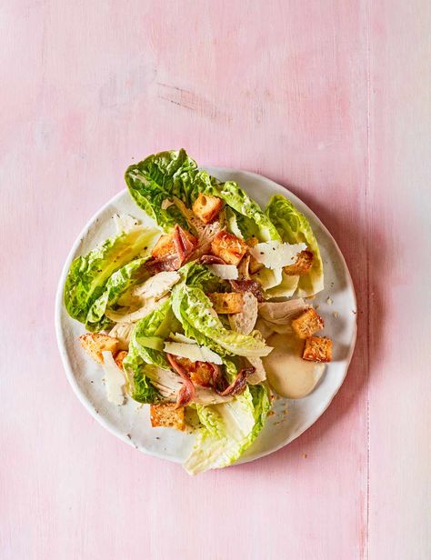 Caesar salad with cheesy croutons Ceaser Salad Ideas, Cheesy Croutons, Salad Presentation, Vision Bored, Wedge Salad, Chicken Caesar, Chicken Caesar Salad, Savoury Recipes, Midweek Meals