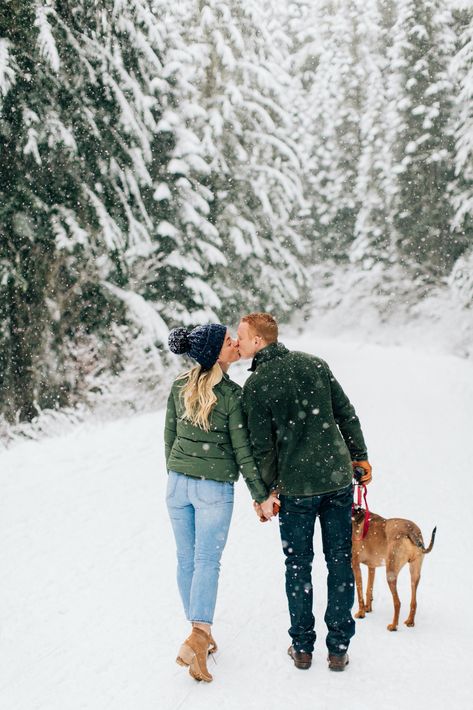 Snowy Seattle Engagement Session - Jenna Bechtholt Photography Snow In The City, Winter Couple Pictures, Couple Photography Winter, Winter Engagement Photos Outfits, Snow Engagement Photos, Christmas Instagram Pictures, Winter Engagement Pictures, Winter Family Photos, Snow Photoshoot