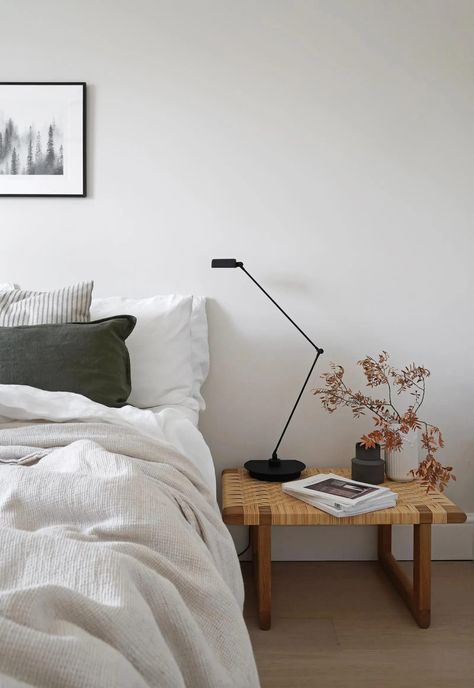 Bedroom Ideas Rattan, Danish Bedroom, Minimalist Flower Arrangement, Japandi Apartment, Japandi Bedroom Ideas, Bedside Table Styling, Leamington Spa, Japandi Bedroom, Guest Bedroom Ideas