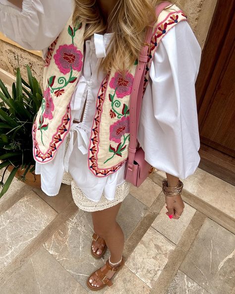 white & pink 🌞🌸 vous aimez ce look ? | Instagram Pink Summer Streetwear Hat, Chic Pink V-neck Vest, Cardigan Rosa, Floral Vests, 2 Piece Skirt Set, Pastel Goth Fashion, Baby Tees Y2k, Cropped Vest, Sleeveless Crop Top