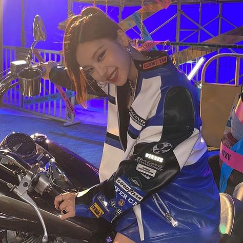 Itzy Official, Yeji Icons, Crop Photo, Itzy Yeji, Imaginary Friend, Lq Icons, Pretty Photos, Kpop Icons, Lead Singer