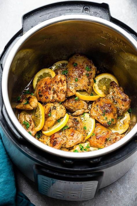 Instant Pot Lemon Garlic Chicken - a one pot recipe made in the pressure cooker is the perfect easy meal for busy weeknights. Best of all, the chicken cooks up tender and juicy in a buttery lemon garlic sauce. Recipes Instant Pot, Lemon Garlic Chicken, Crock Pot Recipes, Best Instant Pot Recipe, Healthy Instant Pot Recipes, Instant Pot Recipes Chicken, Instant Pot Dinner Recipes, Easy Instant Pot Recipes, Instapot Recipes