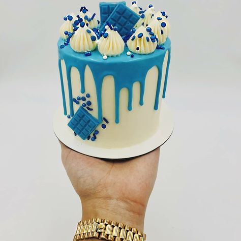 Mini Drip Cakes Ideas, Drip Cake Hombre, Bolo Rapunzel, Tiny Cakes, Buttercream Flower Cake, Beautiful Cake Designs, Homemade Birthday Cakes, Holiday Chocolate, Simple Cake Designs