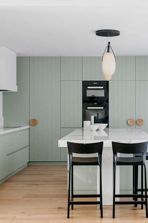 modern kitchen with mint green cabinets Best Kitchen Colors, Interior Minimalista, Kitchen Colour Schemes, Interior Design Awards, Kitchen Paint Colors, Kitchen Design Trends, Green Cabinets, Coastal Kitchen, Kitchen Trends