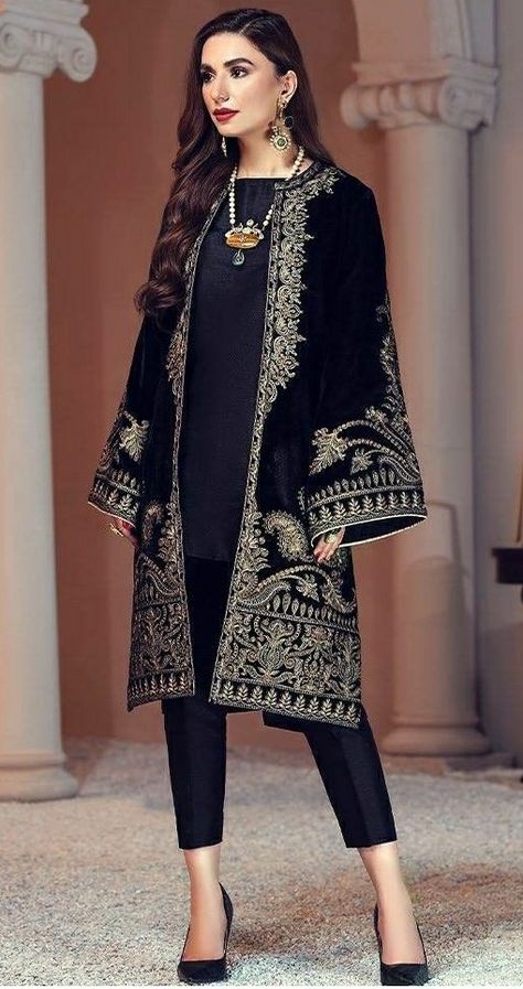 Velvet Shrug, Boutique Design Ideas, Engagement Event, Latest Pakistani Dresses, Pakistani Formal Dresses, Pakistani Dresses Online, Velvet Wedding, Pakistani Street Style, Shrug For Dresses