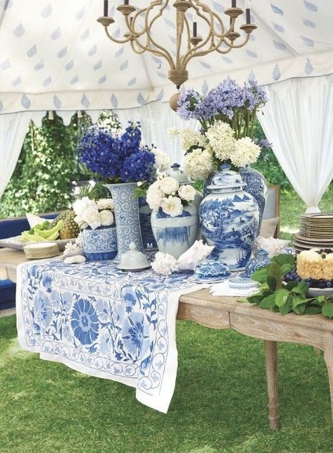 Blue And White Table Setting, Blue And White Vases, Chinoiserie Wedding, White Table Settings, Blue White Decor, Chinoiserie Chic, Blue Pottery, Blue And White China, Blue Willow