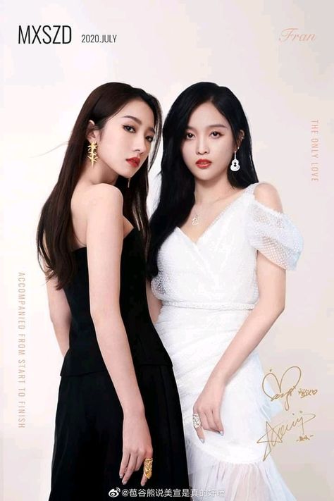 Two People Pose, Pose With Bestie, Duo Photoshoot, Twins Posing, Korean Photoshoot, Group Photoshoot, Sisters Photoshoot Poses, Sister Poses, Friendship Photoshoot