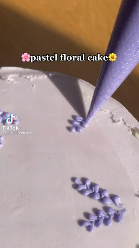 Pastel Floral Cake, Cake Piping Techniques, Floral Cake Design, Vintage Birthday Cakes, Cake Piping, Cake Decorating For Beginners, Buttercream Cake Decorating, Simple Cake Designs, Cake Decorating Piping