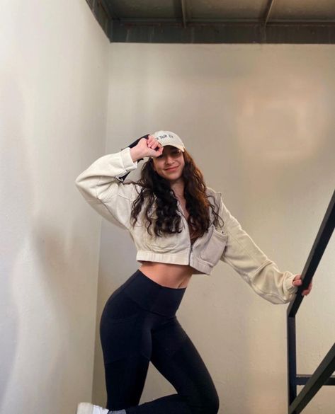 Fitness model wearing a hat, cropped hoodie jacket beige, black lululemon leggings, gym outfit, staircase photoshoot Leggings And Cropped Hoodie, Beige Crop Hoodie Outfit, Hoodie Gym Outfit, Gym Outfit Black, Staircase Photoshoot, Cropped Hoodie Outfit, Coach Outfits, Beige Hoodie, Black Lululemon Leggings