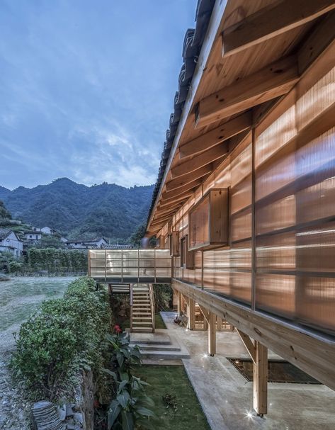 suspended wooden book house is clad in translucent panels by shulin architectural design Modern Minecraft Houses, Minecraft Houses Blueprints, Modern Houses Interior, Courtyard House, Mountain Homes, Chinese Architecture, House Blueprints, Through The Window, Mountain House