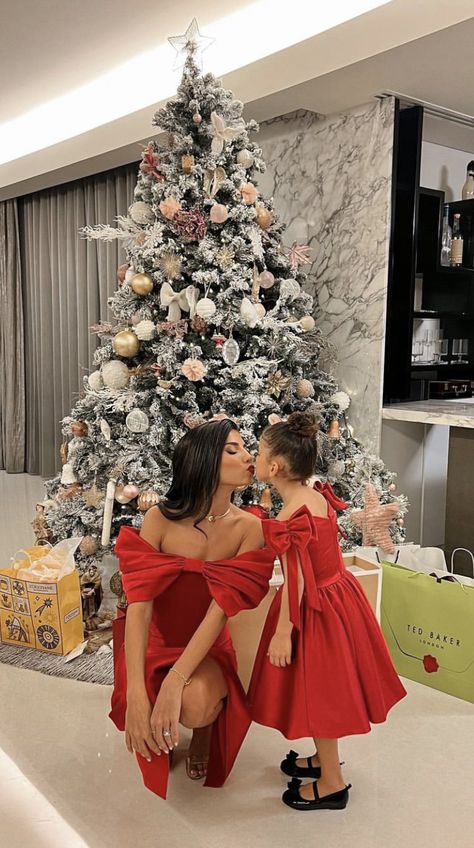 Christmas Day Aesthetic Family, Christmas Mother Daughter Pictures, Mommy And Me Photo Shoot Christmas, Christmas Tree Photoshoot, Mommy And Me Christmas, Family At Christmas, Christmas Gift For Your Boyfriend, Christmas Couple Pictures, Mother Daughter Pictures