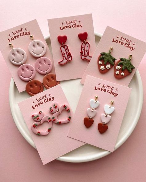 Valentines Etsy Ideas, Preppy Polymer Clay Earrings, Cute Earrings Polymer Clay, Valentine Day Earrings, Diy Cute Jewelry, Clay Bow Earrings, Easy Diy Clay Earrings, Earring Polymer Clay, Clay Diy Earrings