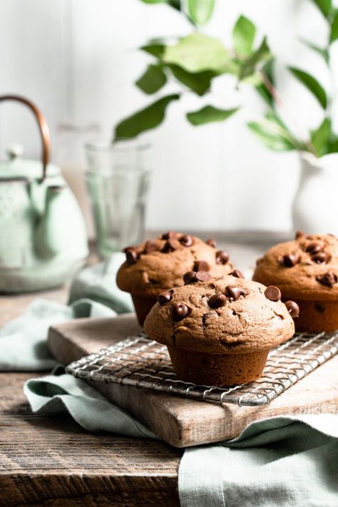 Bakery Style Chocolate Chip Muffins | #chocolatechipmuffins #chocolatemuffins #bakerystylemuffins #muffins #chocolatechips #baking #chocolate #easymuffinrecipe #homemademuffins #chocolatemuffinrecipe | twocupsflour.com Bakery Style Chocolate Chip Muffins, Food Photography Dessert, Baking Photography, Chocolate Muffin Recipe, Bakery Style Muffins, Simple Muffin Recipe, Food Photoshoot, Dessert Photography, Homemade Muffins