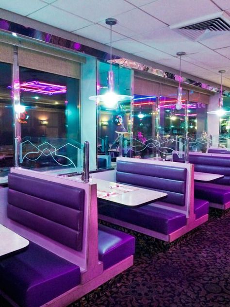 PURPLE AESTHETIC /// neon aesthetic / purple aesthetic photography / aesthetic wallpaper / lonely aesthetic / lilac / dark / purple pink / violet / aesthetic city / quotes Diner Aesthetic, Pompe A Essence, American Graffiti, New Retro Wave, Retro Diner, American Diner, Vaporwave Aesthetic, Neon Aesthetic, Lorde