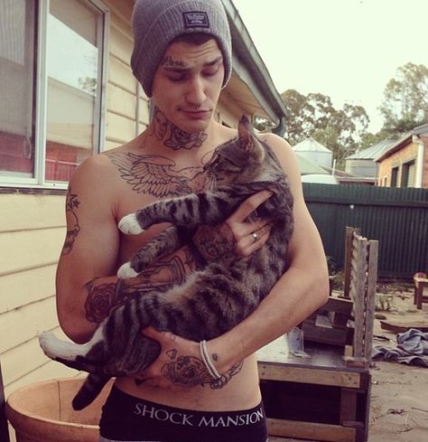 mrowr Holding A Cat, Men With Cats, Tattoo People, Boy Tattoos, Body Modifications, Crazy Cat Lady, Back Tattoo, Tattoo Style, A Cat