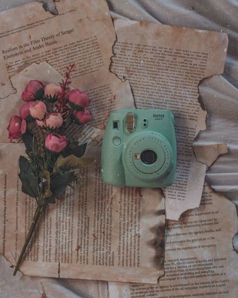 Object Photography Ideas, Flatlay Photography Ideas, Halloween Flatlay, Vintage Flatlay, Flatlay Aesthetic, Flatlay Ideas, Instax Mini 9, Flatlay Photography, Art With Meaning