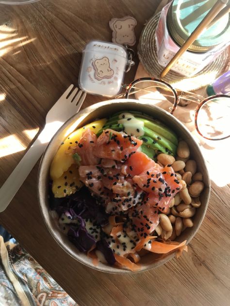 Salmon Poke Bowl Aesthetic, Hawaii Poke Bowl Aesthetic, Salmon Bowl Aesthetic, Poke Bowl Salmon, Poke Aesthetic, Poke Bowl Aesthetic, Pescatarian Food, Salmon Veggies, Bowl Aesthetic