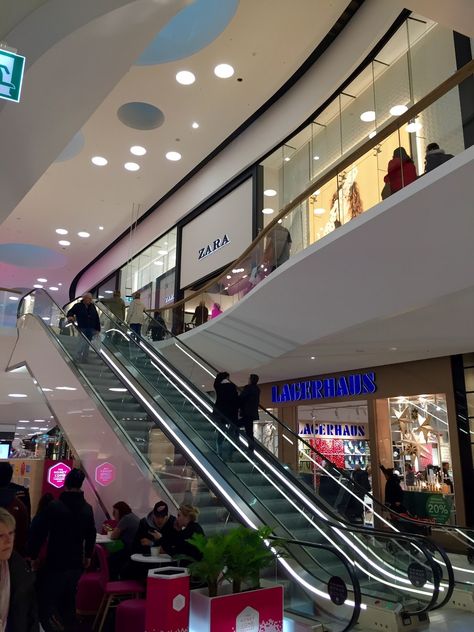 Going Shopping Aesthetic, Mall Photos, Mall Aesthetic, Melbourne Shopping, Shopping Mall Interior, Moon Board, Summer Moon, Eaton Centre, Shopping Mall Architecture