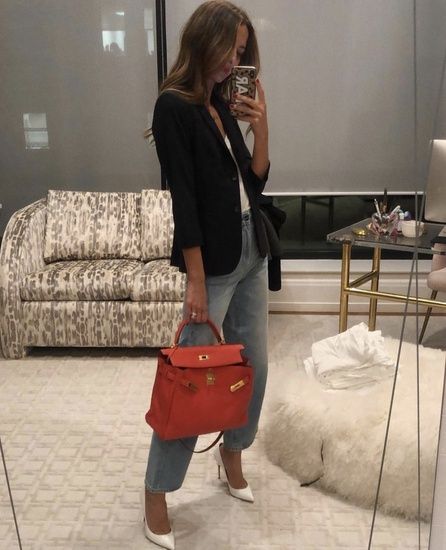 Styled the navy blazer for dinner tonight with baggy jeans and a white pump. Oh and a little pop of red. ❤️ White Pumps Outfit, Red Bag Outfit, White Pump, Business Casual Blazer, Blazer Pattern, Minimalist Fashion Women, Hermes Kelly Bag, Pop Of Red, Something Navy