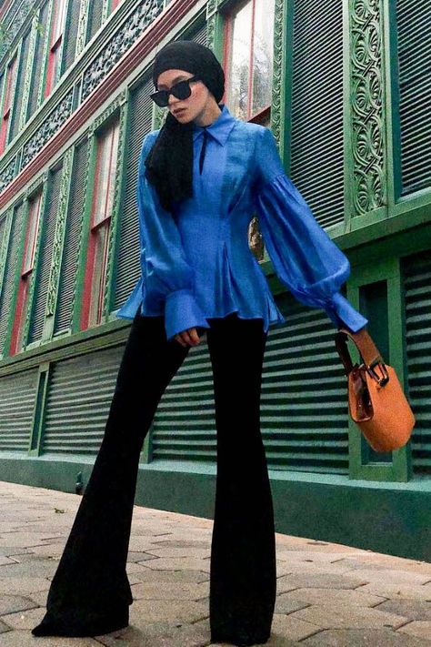 eid outfit ideas blue statement blouse black flares Casual Eid Outfits Modern, Blue Blouse Outfit Hijab, Eid Outfits Modern, Blue Blouse Outfit, Bell Bottom Pants Outfit, Flare Jean Outfit, Outfit Kampus, Hijab Fits, Flower Outfit