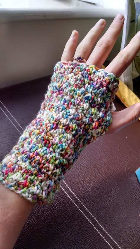 wp-1442919000846 Crochet Fingerless Gloves Free Pattern, Gloves Diy, Crochet Hand Warmers, Crochet Mitts, Crochet Wrist Warmers, Crochet Mittens Pattern, Fingerless Gloves Crochet Pattern, Glove Pattern, Crochet Gloves Pattern