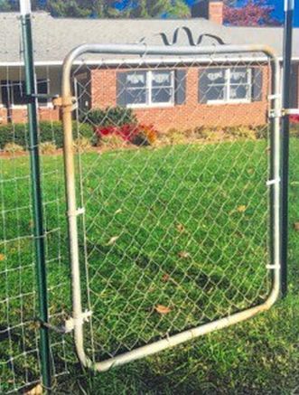 Hang a gate from a T-post Cattle Panel Fence With Gate, Chicken Coop Gate Ideas, T Post Gate Ideas, T Post Gate, T Post Fence Ideas, Diy Gate Outdoor, Inexpensive Fencing Ideas, Diy Garden Gates Ideas, Goat Fencing